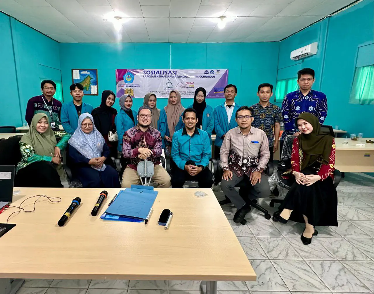 Foto tim Buku Masjid bersama tim Pengabdian Kepada Masyarakat STIMI Banjarmasin